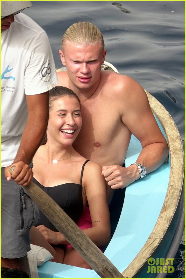 Paparazzi tóm dính nàng WAG bí mật sinh con cho cầu thủ nổi tiếng, giờ lộ diện với bikini nóng bỏng hơn mùa hè- Ảnh 2.
