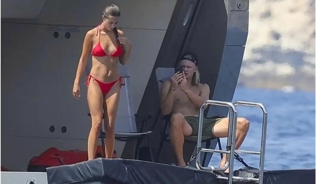 Paparazzi tóm dính nàng WAG bí mật sinh con cho cầu thủ nổi tiếng, giờ lộ diện với bikini nóng bỏng hơn mùa hè- Ảnh 3.