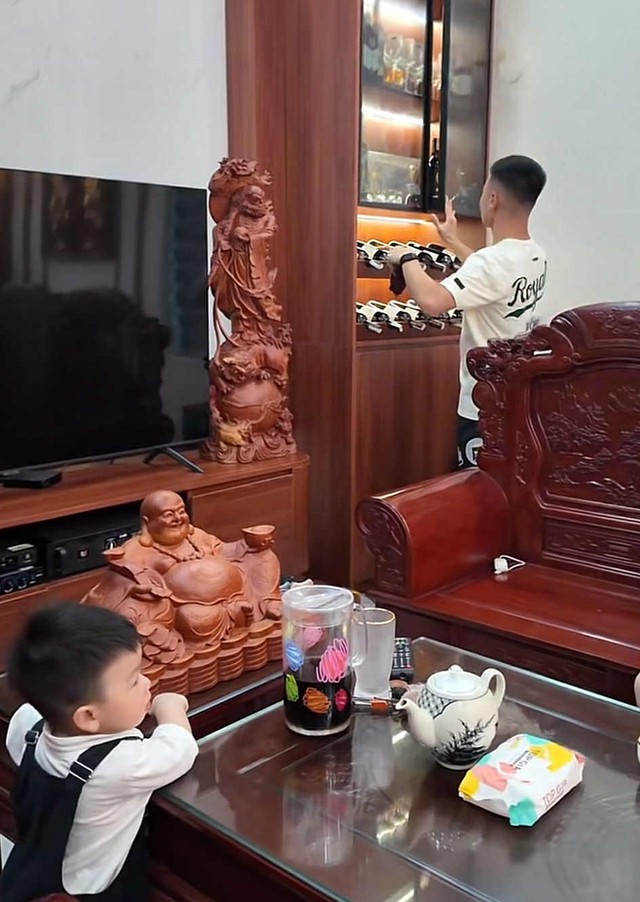Không nhận ra Quang Hải khi về nhà bố vợ, tất bật lau dọn nhà cửa, Chu Thanh Huyền không phải đụng tay- Ảnh 2.