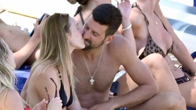 Paparazi tóm dính tay vợt nổi tiếng khoá môi vợ sexy trên du thuyền, khai tiệc bằng chai rượu đắt tiền gây choáng- Ảnh 1.