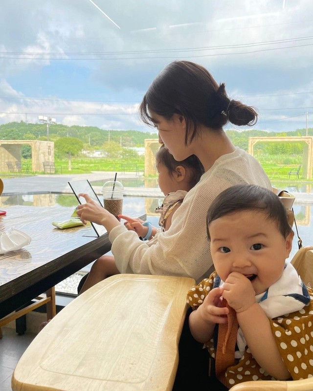 Nuôi 2 con nhỏ gần tuổi nhau, mẹ Hà Nội nhận ra sai lầm "chí mạng" khi con lớn bật khóc: Mẹ không thương con!- Ảnh 2. Nuôi 2 con nhỏ gần tuổi nhau, mẹ Hà Nội nhận ra sai lầm "chí mạng" khi con lớn bật khóc: Mẹ không thương con!- Ảnh 2.