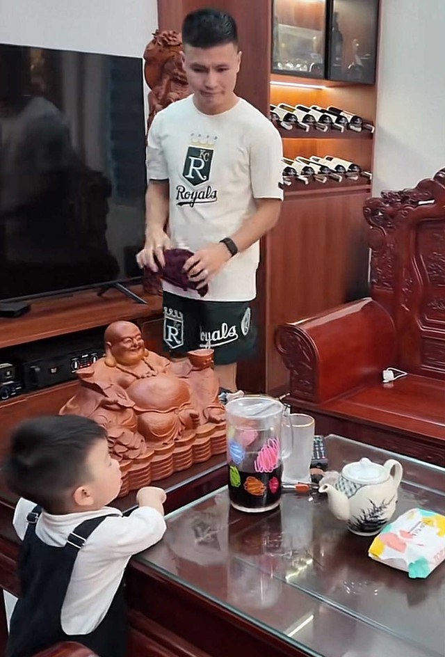 Không nhận ra Quang Hải khi về nhà bố vợ, tất bật lau dọn nhà cửa, Chu Thanh Huyền không phải đụng tay- Ảnh 1.