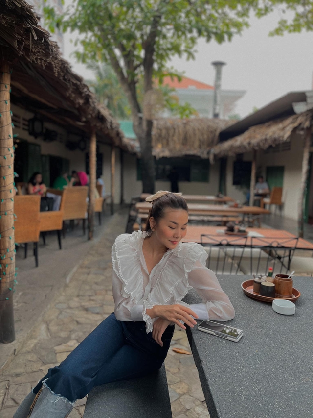 10 cách mặc quần jeans chuẩn sành điệu, phù hợp với phụ nữ trên 40 tuổi- Ảnh 9.