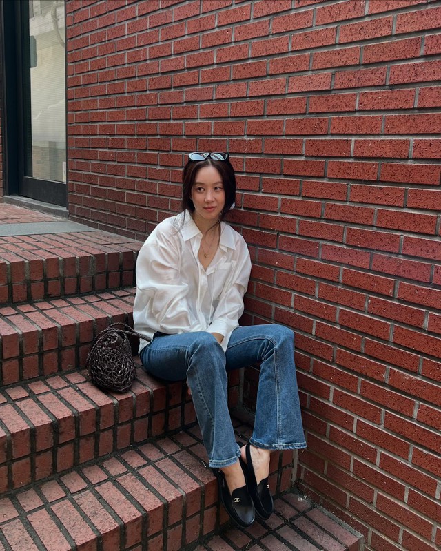 10 cách mặc quần jeans chuẩn sành điệu, phù hợp với phụ nữ trên 40 tuổi- Ảnh 7.