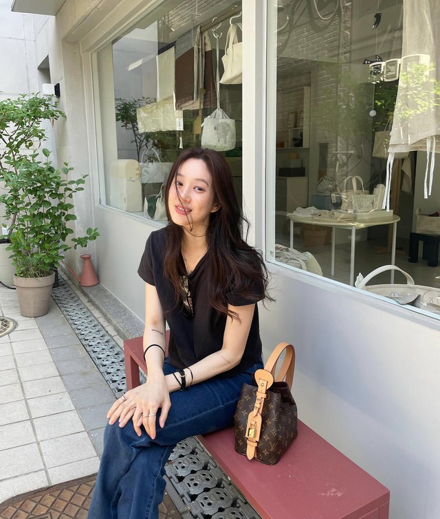 10 cách mặc quần jeans chuẩn sành điệu, phù hợp với phụ nữ trên 40 tuổi- Ảnh 6.