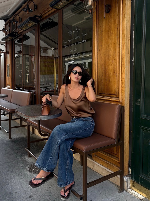 10 cách mặc quần jeans chuẩn sành điệu, phù hợp với phụ nữ trên 40 tuổi- Ảnh 4.