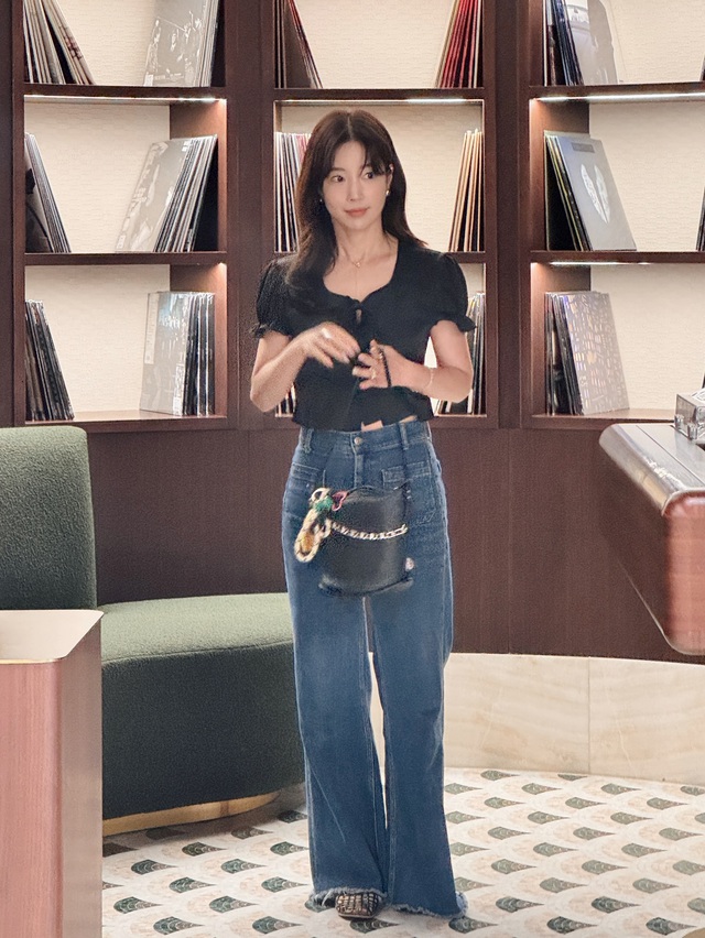 10 cách mặc quần jeans chuẩn sành điệu, phù hợp với phụ nữ trên 40 tuổi- Ảnh 3.