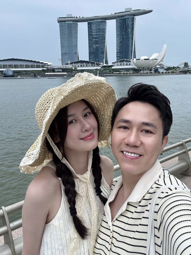 Vợ Anh Đức suýt bị xe đụng, biểu cảm liếc xéo sau đó thổi bùng tranh cãi!- Ảnh 4.