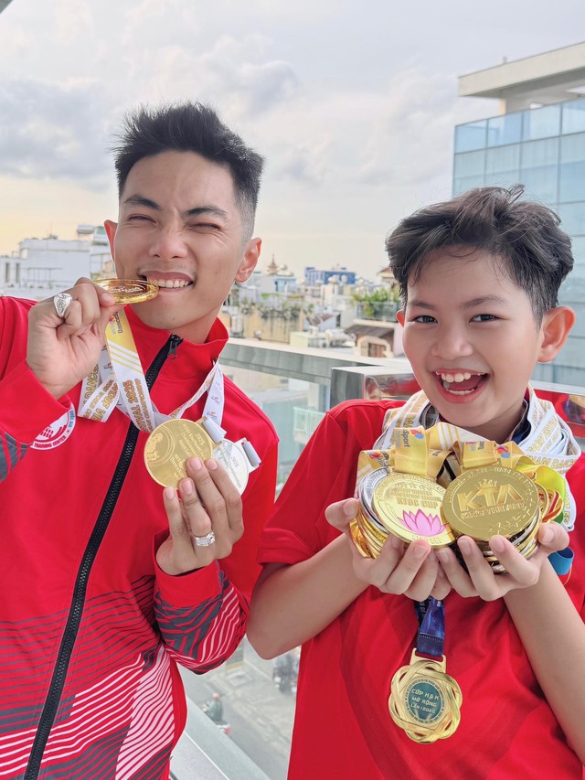 Phan Hiển gây tiếng vang với hat-trick HCV Đông Nam Á, nhìn sang bé Kubi 10 tuổi huy chương đeo trĩu cổ còn choáng hơn- Ảnh 1.