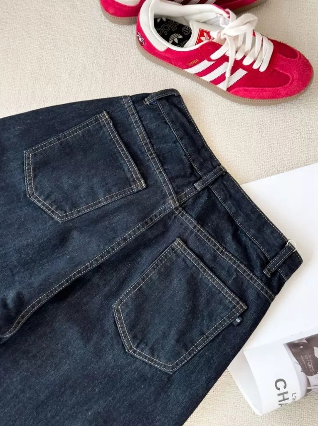 Mỹ nhân 50 Sắc Thái hớp hồn mọi ánh nhìn trên phố dù chỉ mặc áo sơ mi + quần jeans siêu cơ bản!- Ảnh 14.