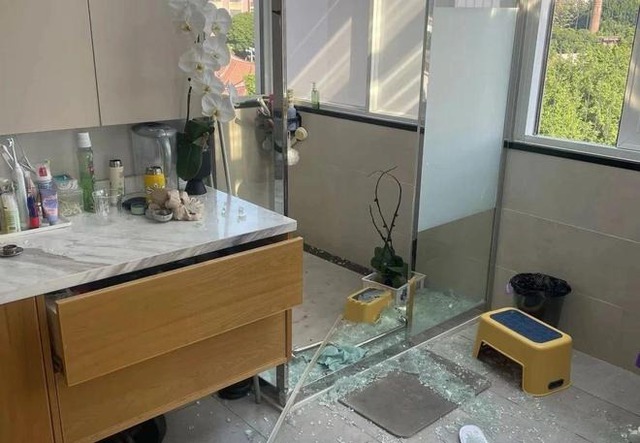 Ngày càng nhiều gia đình bỏ lắp kính phòng tắm vì sợ nổ, 2 giải pháp lên ngôi đảm bảo an toàn, ít rủi ro- Ảnh 1.