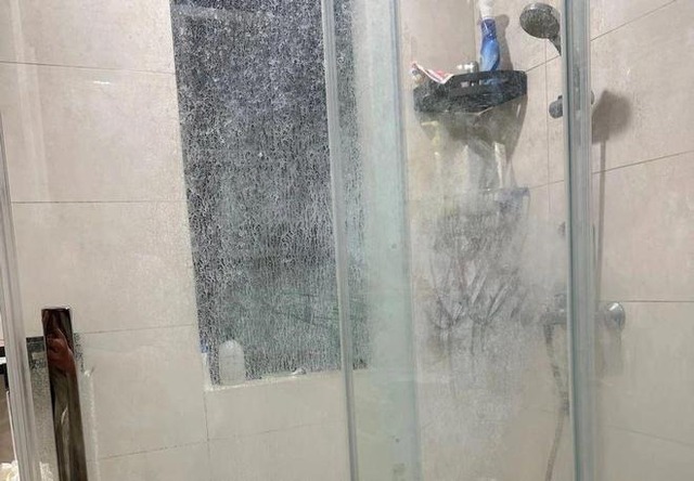 Ngày càng nhiều gia đình bỏ lắp kính phòng tắm vì sợ nổ, 2 giải pháp lên ngôi đảm bảo an toàn, ít rủi ro- Ảnh 2.