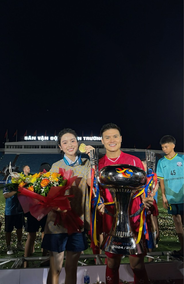 Quang Hải tặng huy chương, ôm thắm thiết Chu Thanh Huyền giữa chỗ đông người, mặc ồn ào vẫn yêu vợ như ngày đầu tiên- Ảnh 1.