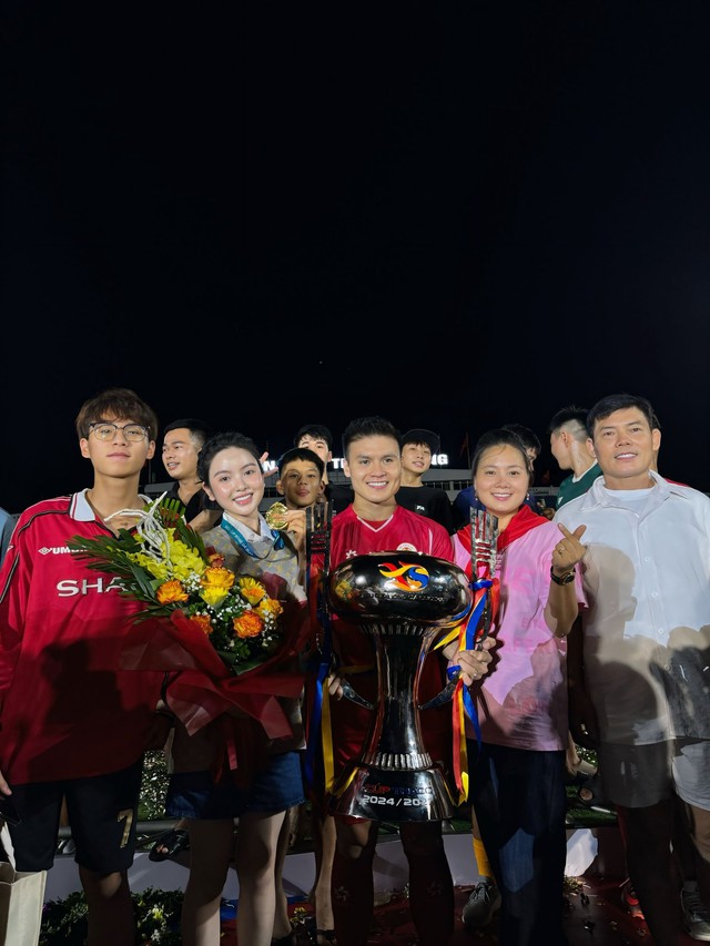 Quang Hải tặng huy chương, ôm thắm thiết Chu Thanh Huyền giữa chỗ đông người, mặc ồn ào vẫn yêu vợ như ngày đầu tiên- Ảnh 3.