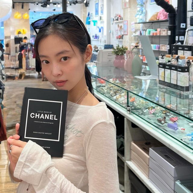 Lời nhắn đầy thách thức trên chiếc áo hơn 500k của Jennie- Ảnh 3. Lời nhắn đầy thách thức trên chiếc áo hơn 500k của Jennie- Ảnh 3.