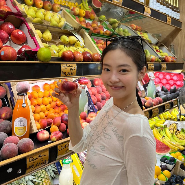 Lời nhắn đầy thách thức trên chiếc áo hơn 500k của Jennie- Ảnh 2. Lời nhắn đầy thách thức trên chiếc áo hơn 500k của Jennie- Ảnh 2.