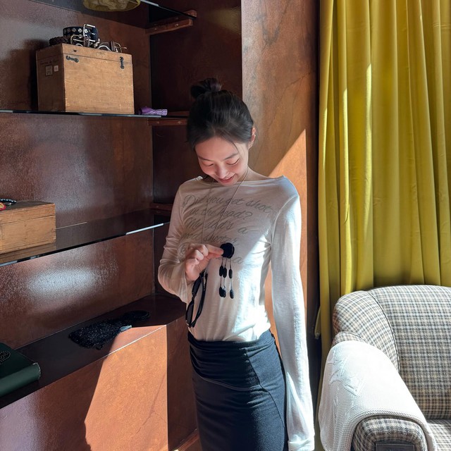 Lời nhắn đầy thách thức trên chiếc áo hơn 500k của Jennie- Ảnh 5. Lời nhắn đầy thách thức trên chiếc áo hơn 500k của Jennie- Ảnh 5.