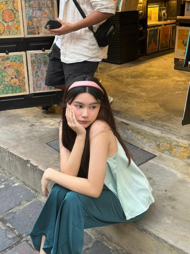 "Cam thường" check visual ái nữ 17 tuổi nhà MC Quyền Linh khi chơi bóng, chẳng còn "nàng thơ" nhưng nhan sắc vẫn bất bại!- Ảnh 13. "Cam thường" check visual ái nữ 17 tuổi nhà MC Quyền Linh khi chơi bóng, chẳng còn "nàng thơ" nhưng nhan sắc vẫn bất bại!- Ảnh 13.
