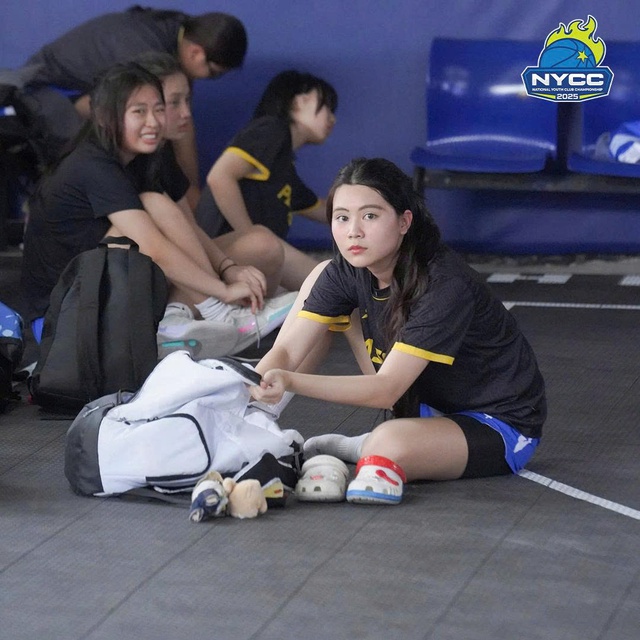"Cam thường" check visual ái nữ 17 tuổi nhà MC Quyền Linh khi chơi bóng, chẳng còn "nàng thơ" nhưng nhan sắc vẫn bất bại!- Ảnh 1. "Cam thường" check visual ái nữ 17 tuổi nhà MC Quyền Linh khi chơi bóng, chẳng còn "nàng thơ" nhưng nhan sắc vẫn bất bại!- Ảnh 1.