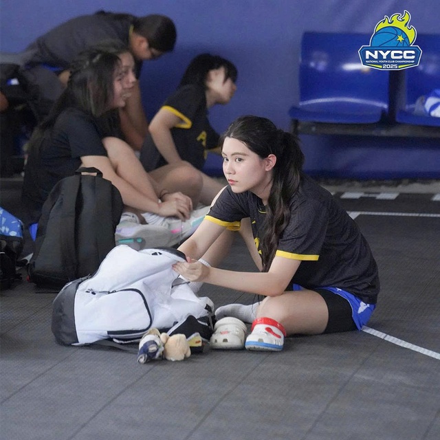 "Cam thường" check visual ái nữ 17 tuổi nhà MC Quyền Linh khi chơi bóng, chẳng còn "nàng thơ" nhưng nhan sắc vẫn bất bại!- Ảnh 2. "Cam thường" check visual ái nữ 17 tuổi nhà MC Quyền Linh khi chơi bóng, chẳng còn "nàng thơ" nhưng nhan sắc vẫn bất bại!- Ảnh 2.