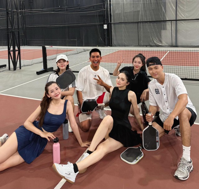 Dàn sao "Sao Nhập Ngũ" Chi Pu, Hương Giang,... đọ sắc trên sân pickleball nhưng spotlight thuộc về người cần được "tẩy trắng" nhất- Ảnh 1.