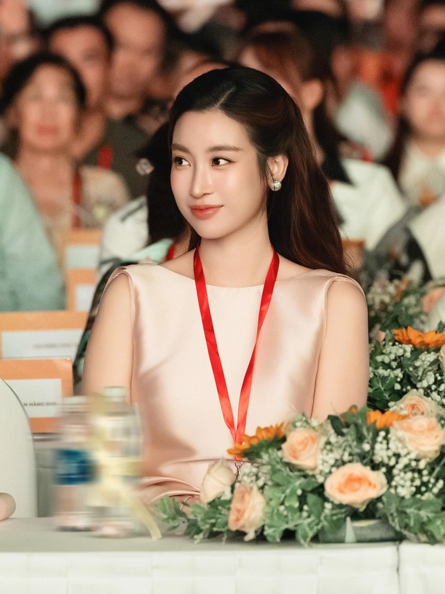 Đỗ Mỹ Linh xinh xuất sắc bên chồng - Chủ tịch Hà Nội FC và ái nữ, khí chất dâu hào môn "tràn màn hình"- Ảnh 5.