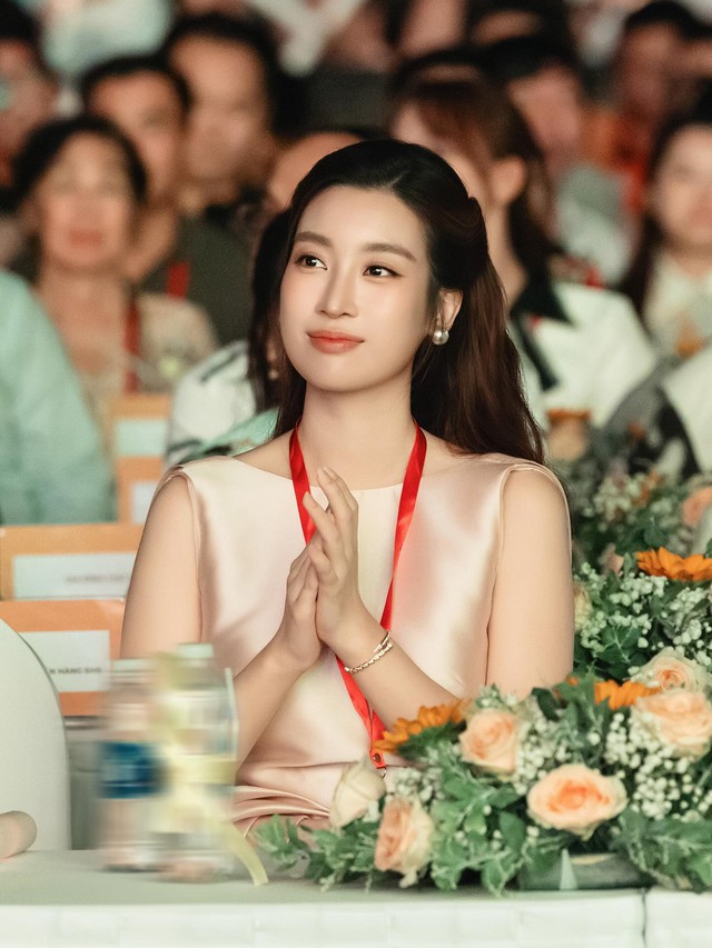 Đỗ Mỹ Linh xinh xuất sắc bên chồng - Chủ tịch Hà Nội FC và ái nữ, khí chất dâu hào môn "tràn màn hình"- Ảnh 6.