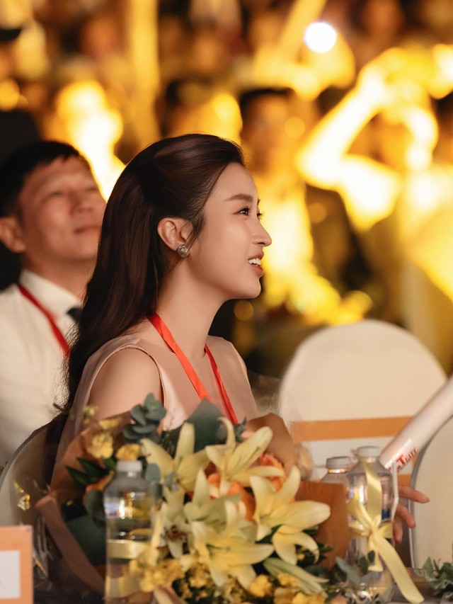 Đỗ Mỹ Linh xinh xuất sắc bên chồng - Chủ tịch Hà Nội FC và ái nữ, khí chất dâu hào môn "tràn màn hình"- Ảnh 4.