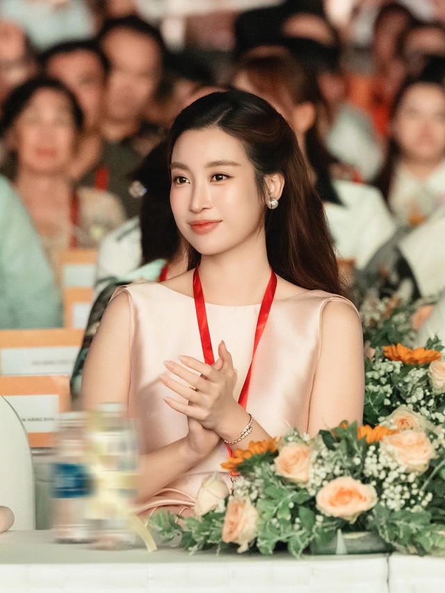 Đỗ Mỹ Linh xinh xuất sắc bên chồng - Chủ tịch Hà Nội FC và ái nữ, khí chất dâu hào môn "tràn màn hình"- Ảnh 3.