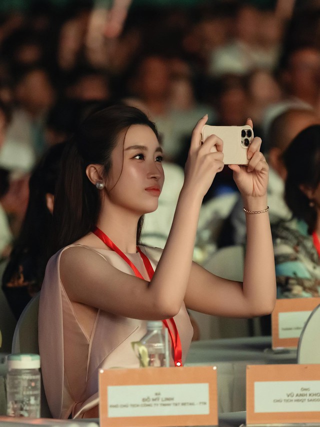 Đỗ Mỹ Linh xinh xuất sắc bên chồng - Chủ tịch Hà Nội FC và ái nữ, khí chất dâu hào môn "tràn màn hình"- Ảnh 7.