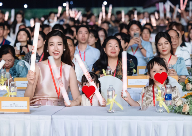 Đỗ Mỹ Linh xinh xuất sắc bên chồng - Chủ tịch Hà Nội FC và ái nữ, khí chất dâu hào môn "tràn màn hình"- Ảnh 2.