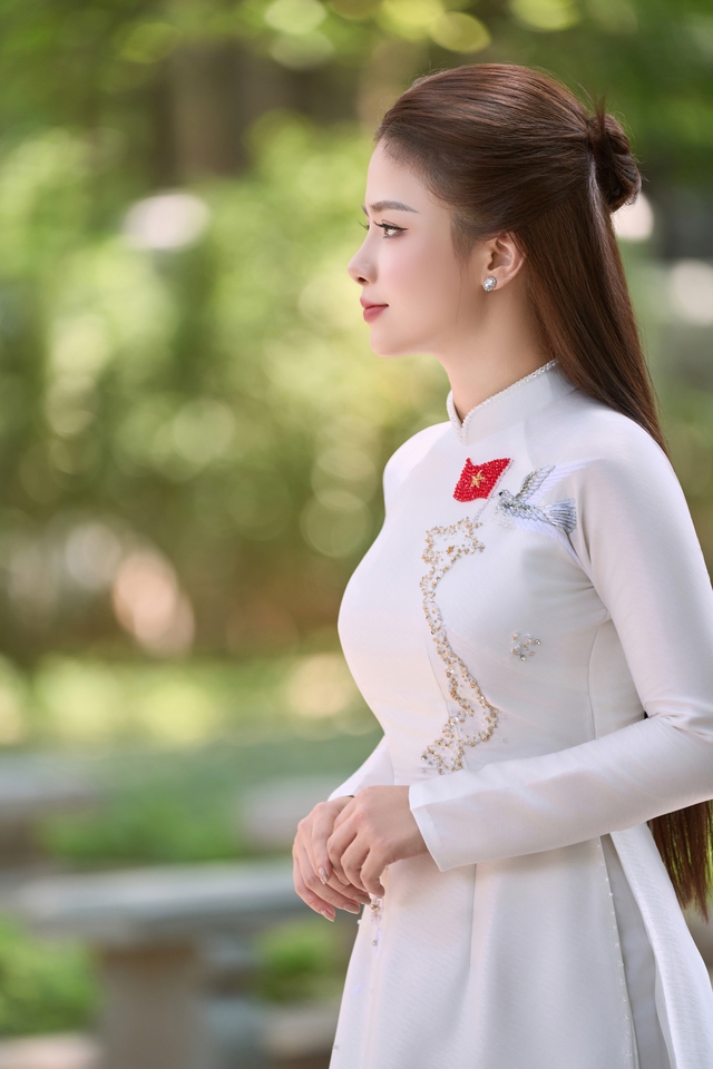 Dương Hoàng Yến ra mắt ca khúc "Tổ Quốc Trong Ánh Mặt Trời" - Ảnh 2.