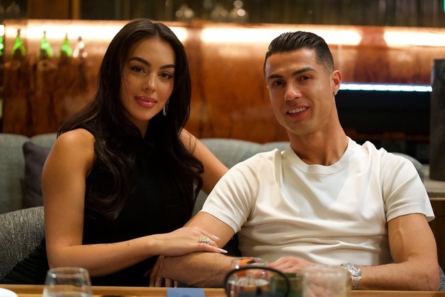 Vợ sắp cưới của Ronaldo - Georgina Rodriguez visual cực đỉnh, body đồng hồ cát diện bikini mới "bỏng mắt"- Ảnh 1.