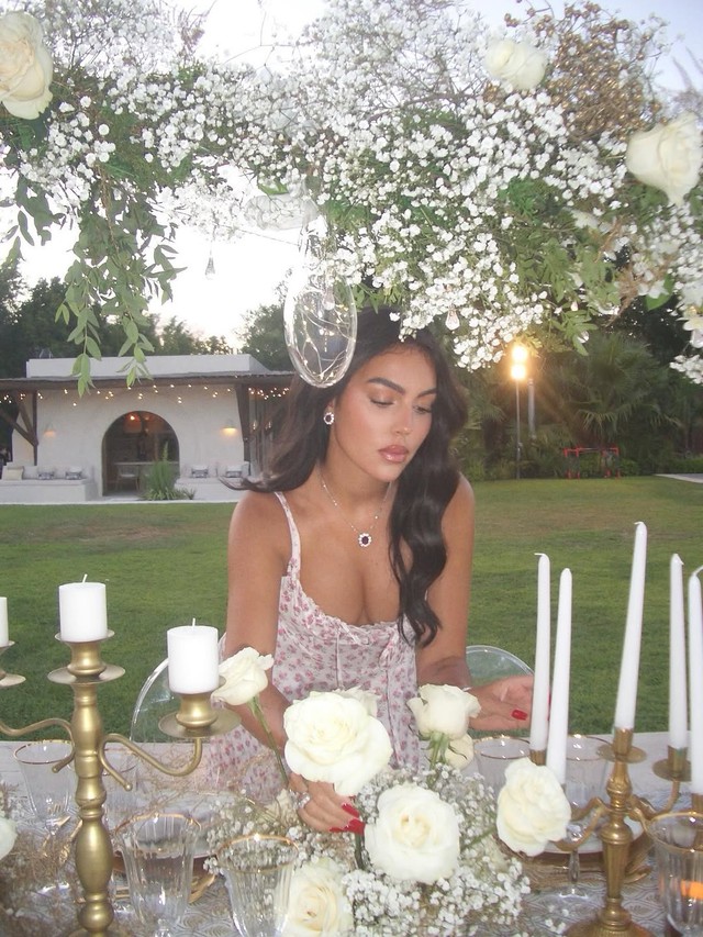 Vợ sắp cưới của Ronaldo - Georgina Rodriguez visual cực đỉnh, body đồng hồ cát diện bikini mới "bỏng mắt"- Ảnh 9.