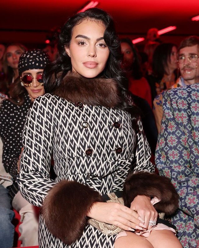 Vợ sắp cưới của Ronaldo - Georgina Rodriguez visual cực đỉnh, body đồng hồ cát diện bikini mới "bỏng mắt"- Ảnh 6.