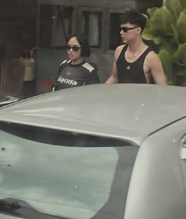 Lộ ảnh rõ mặt Em Xinh và thiếu gia kém 5 tuổi bị "team qua đường" bắt gặp, đàng gái tình tứ lộ liễu!- Ảnh 2. Lộ ảnh rõ mặt Em Xinh và thiếu gia kém 5 tuổi bị "team qua đường" bắt gặp, đàng gái tình tứ lộ liễu!- Ảnh 2.