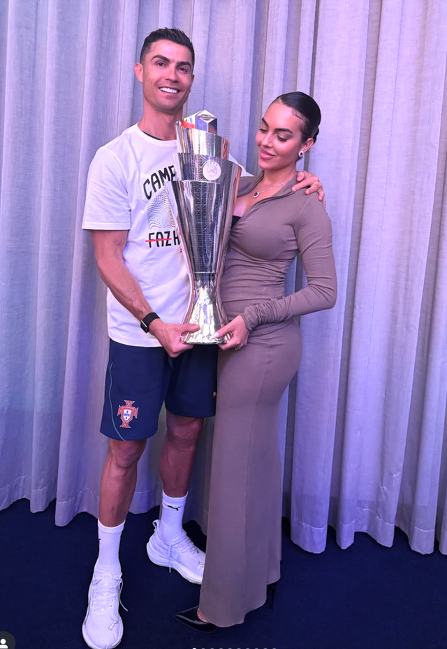 Vợ sắp cưới của Ronaldo - Georgina Rodriguez visual cực đỉnh, body đồng hồ cát diện bikini mới "bỏng mắt"- Ảnh 11.
