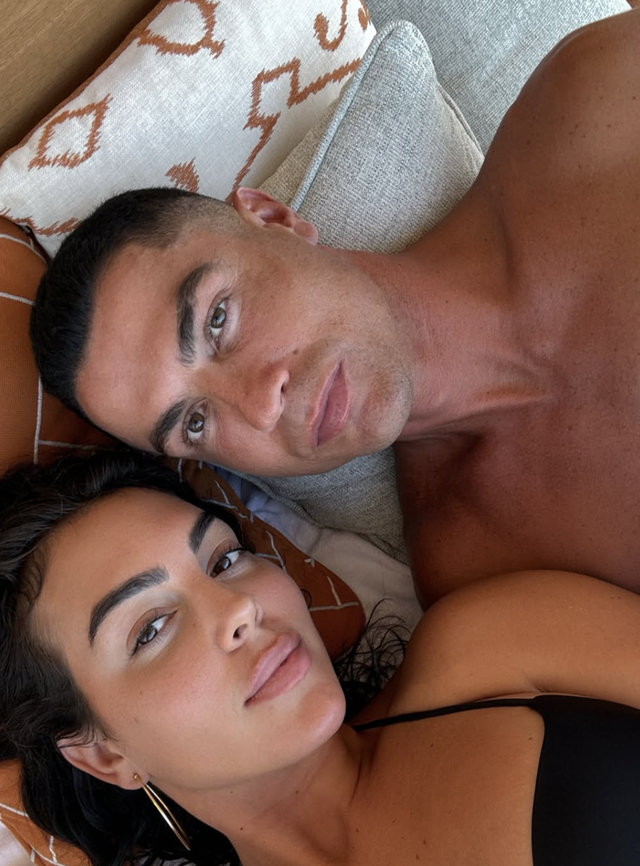 Vợ sắp cưới của Ronaldo - Georgina Rodriguez visual cực đỉnh, body đồng hồ cát diện bikini mới "bỏng mắt"- Ảnh 10.