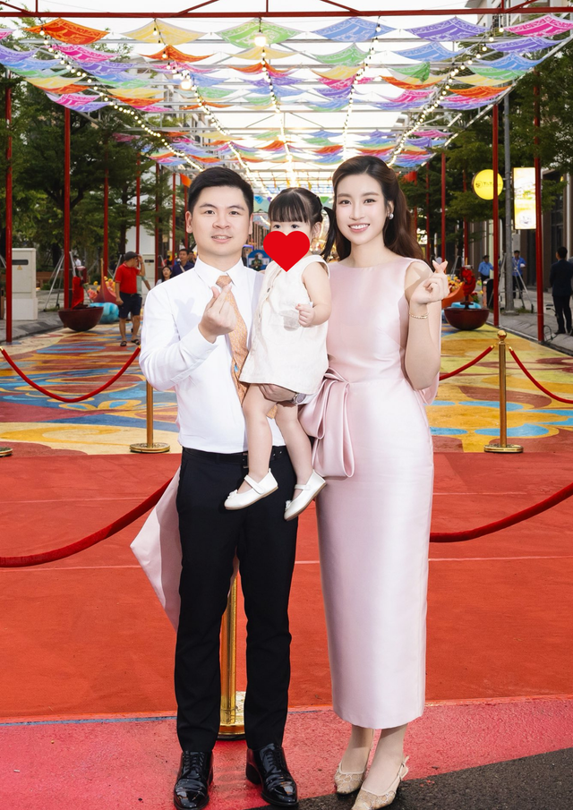 Đỗ Mỹ Linh xinh xuất sắc bên chồng - Chủ tịch Hà Nội FC và ái nữ, khí chất dâu hào môn "tràn màn hình"- Ảnh 1.