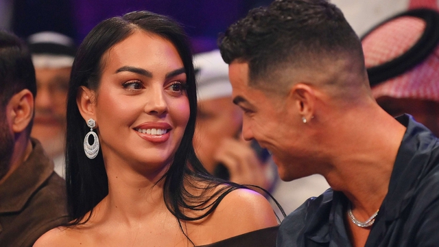 Điều khoản xa xỉ Ronaldo dành cho Georgina nếu “đường ai nấy đi”
- Ảnh 2. Điều khoản xa xỉ Ronaldo dành cho Georgina nếu “đường ai nấy đi”
- Ảnh 2.
