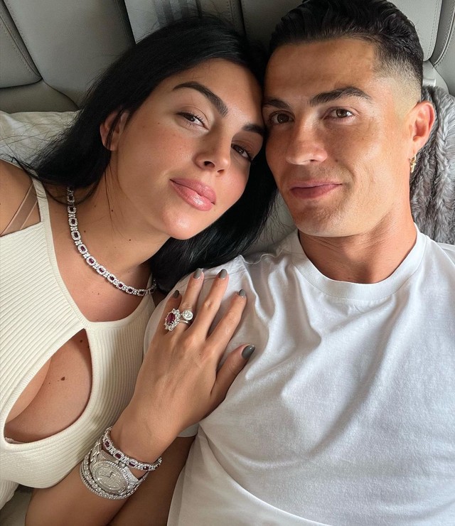 Gần 1 thập kỉ bị chế giễu "không cưới vợ vì sợ chia tài sản", Ronaldo "vả mặt" anti-fan bằng nhẫn cầu hôn 73 tỷ- Ảnh 4.
