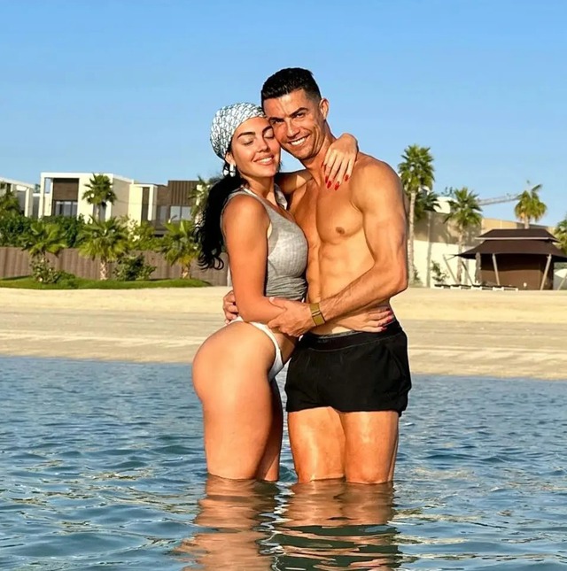Tình yêu cổ tích của Ronaldo và Georgina: "Tiếng sét ái tình", nữ nhân viên Gucci đổi đời thành bà chủ tài sản tỷ đô- Ảnh 6.