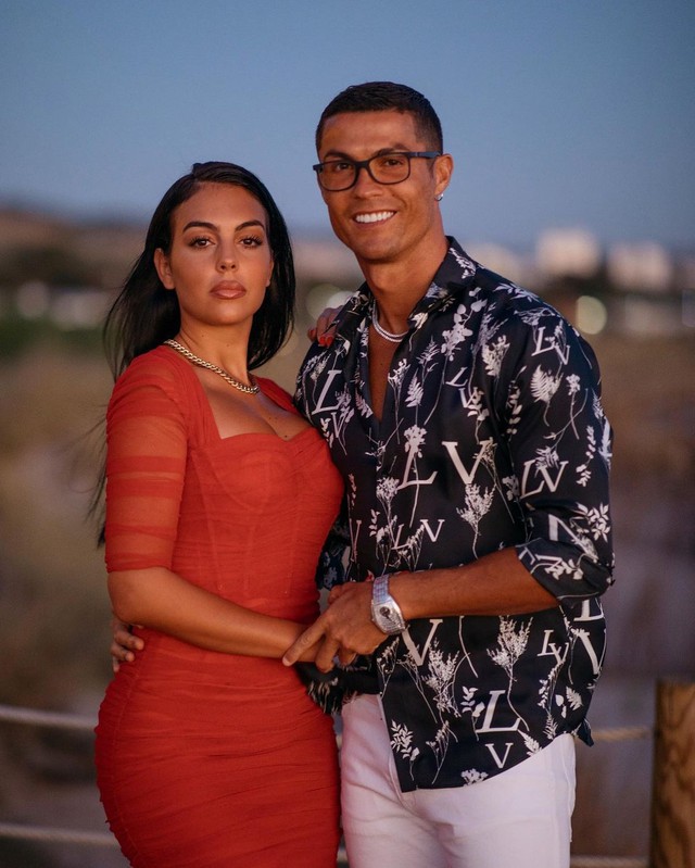 Ronaldo cầu hôn Georgina bằng chiếc nhẫn siêu to khổng lồ, giá khủng cỡ nào mà cõi mạng "phải đeo kính râm mới dám ngắm"?- Ảnh 2.