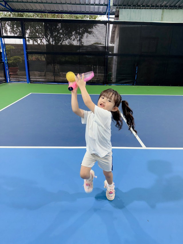 Ái nữ nhà Đông Nhi - Ông Cao Thắng 5 tuổi đã biết chơi pickleball, visual xinh ngoan yêu gây sốt cõi mạng- Ảnh 4.