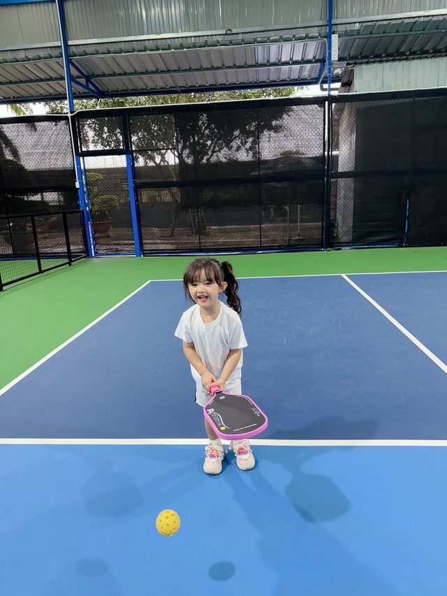 Ái nữ nhà Đông Nhi - Ông Cao Thắng 5 tuổi đã biết chơi pickleball, visual xinh ngoan yêu gây sốt cõi mạng- Ảnh 5.