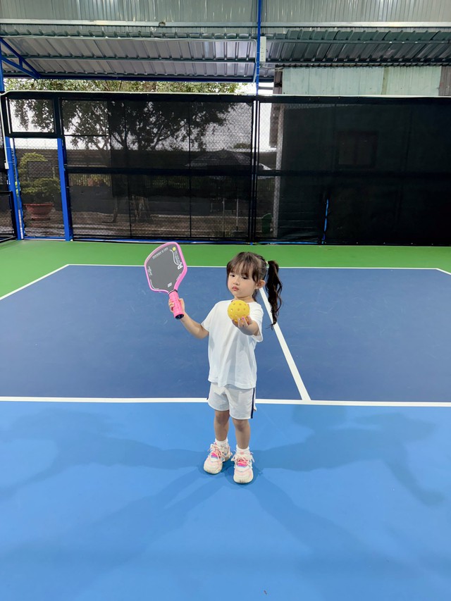 Ái nữ nhà Đông Nhi - Ông Cao Thắng 5 tuổi đã biết chơi pickleball, visual xinh ngoan yêu gây sốt cõi mạng- Ảnh 6.