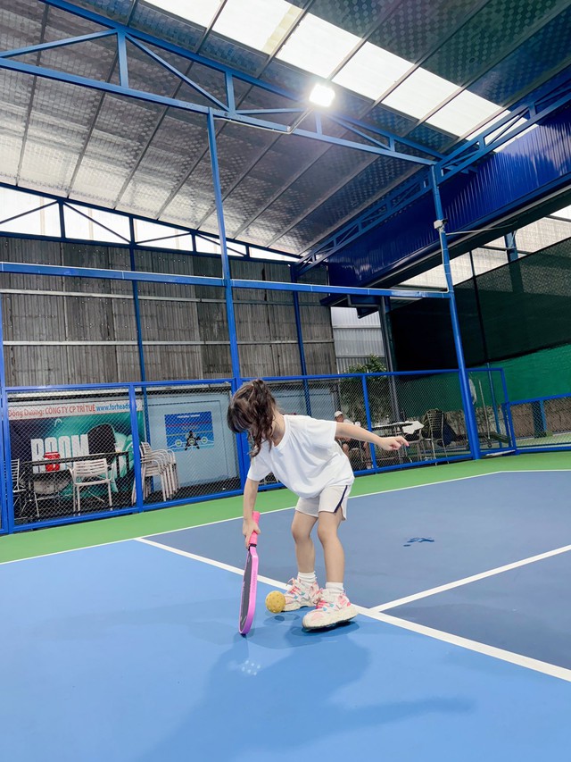 Ái nữ nhà Đông Nhi - Ông Cao Thắng 5 tuổi đã biết chơi pickleball, visual xinh ngoan yêu gây sốt cõi mạng- Ảnh 8.