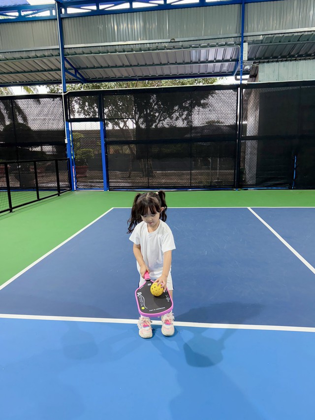 Ái nữ nhà Đông Nhi - Ông Cao Thắng 5 tuổi đã biết chơi pickleball, visual xinh ngoan yêu gây sốt cõi mạng- Ảnh 7.