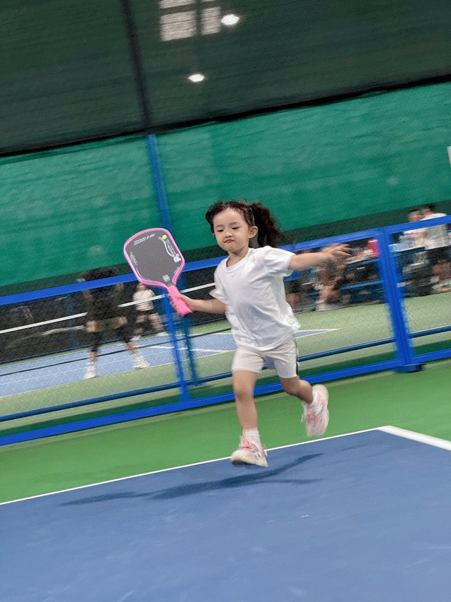 Ái nữ nhà Đông Nhi - Ông Cao Thắng 5 tuổi đã biết chơi pickleball, visual xinh ngoan yêu gây sốt cõi mạng- Ảnh 3.