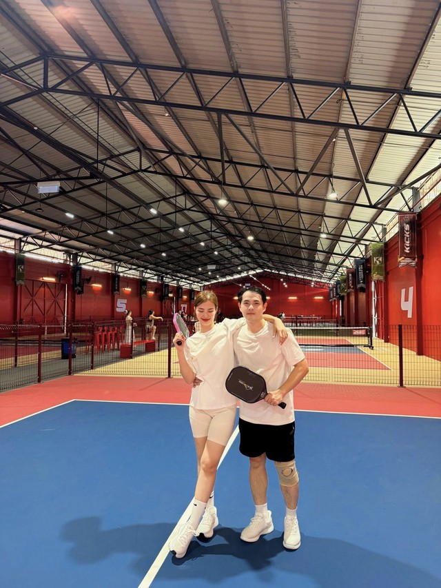 Ái nữ nhà Đông Nhi - Ông Cao Thắng 5 tuổi đã biết chơi pickleball, visual xinh ngoan yêu gây sốt cõi mạng- Ảnh 1.